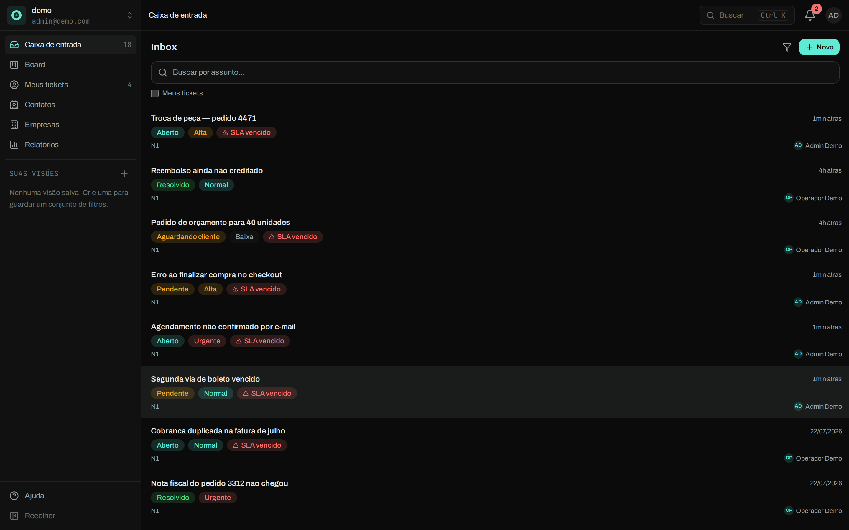 Lista de tickets do Oryon: cada linha traz o assunto, chips de status e de prioridade, a marca de SLA vencido e o responsável.
